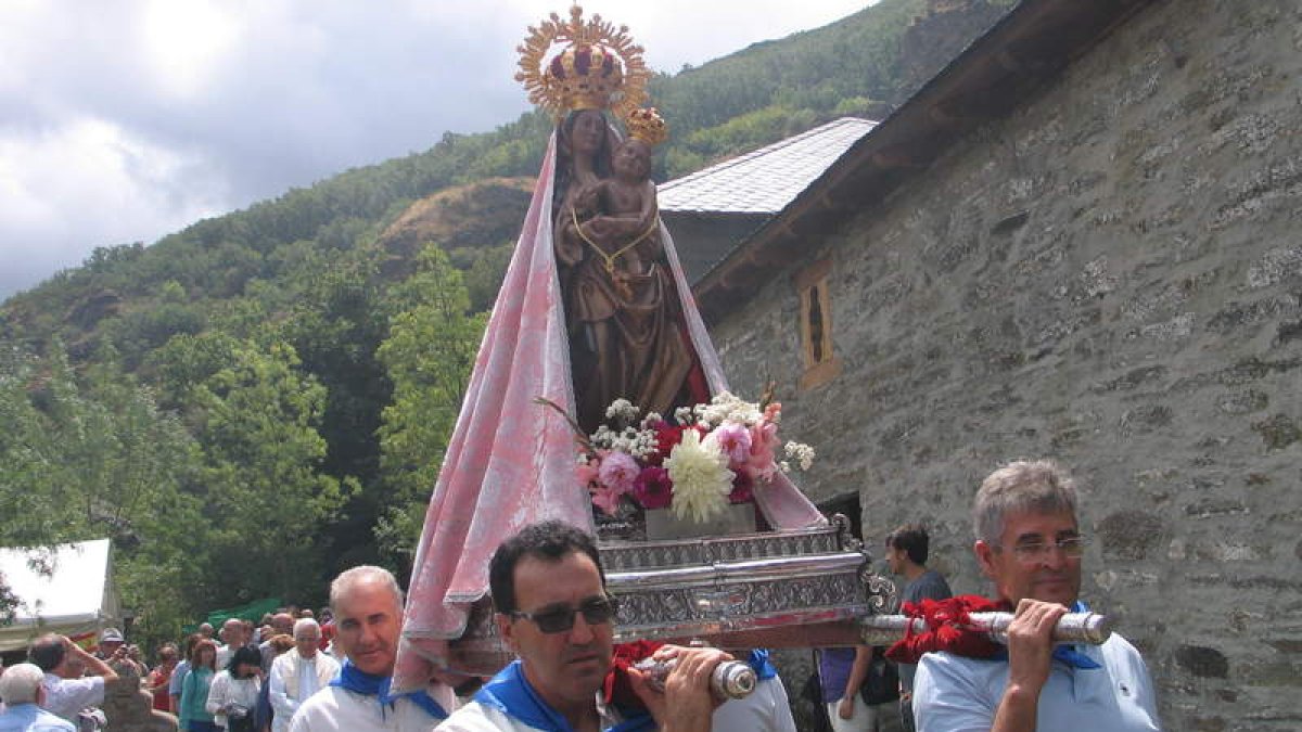 Una romería sirvió para inaugurar la nueva ermita.