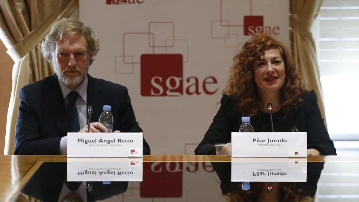 La presidenta de la SGAE, Pilar Jurado, y el director general de la entidad, Miguel Recio, en rueda de prensa el 22 de  marzo.
