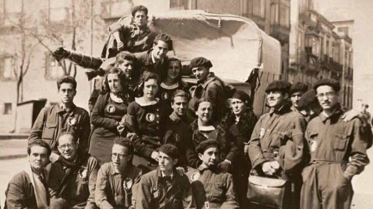 Lorca, primero por la izquierda, con el grupo La Barraca.