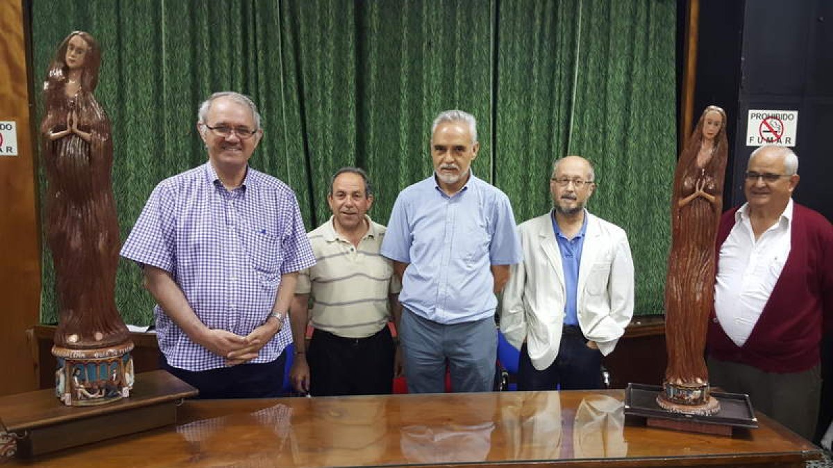 Antolín de Cela, Miguel Pérez, Fidel Velasco, Rafael Canseco y Nicolás Velasco, ayer con las dos tallas. DL