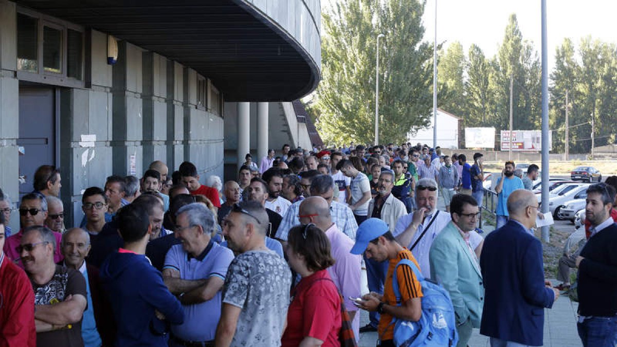 Los primeros aficionados llegaron al estadio antes de las seis de la mañana. La cola no avanzaba y el caos apareció de nuevo. MARCIANO