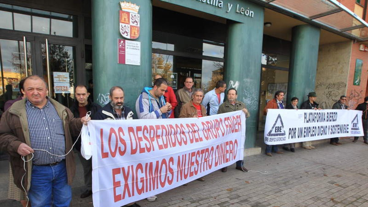 Afectados por un ERE, ayer ante la sede de la Junta.