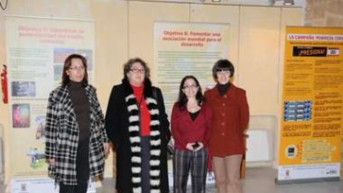 Un momento de la inauguración de la exposición, ayer, en la casa de cultura de Mansilla.