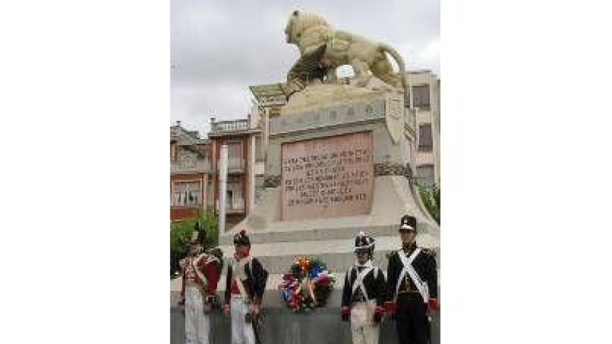 Las autoridades civiles y militares pasan revista a las tropas