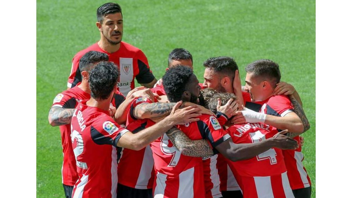 Los jugadores del Athletic celebran el gol de Íñigo Martínez frente al Betis. MIGUEL TOÑA