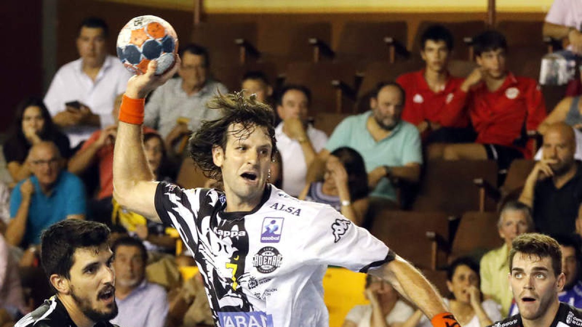 El pivote Gonzalo Carou, que está lesionado, en el partido de la primera vuelta ante Logroño. MARCIANO PÉREZ