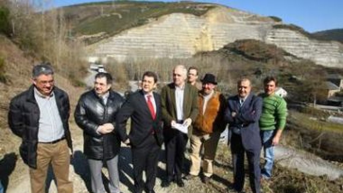 Millán, Cerezales, los diputados Riesco y García, Monteserín y Fernández, entre otros, ayer ante la