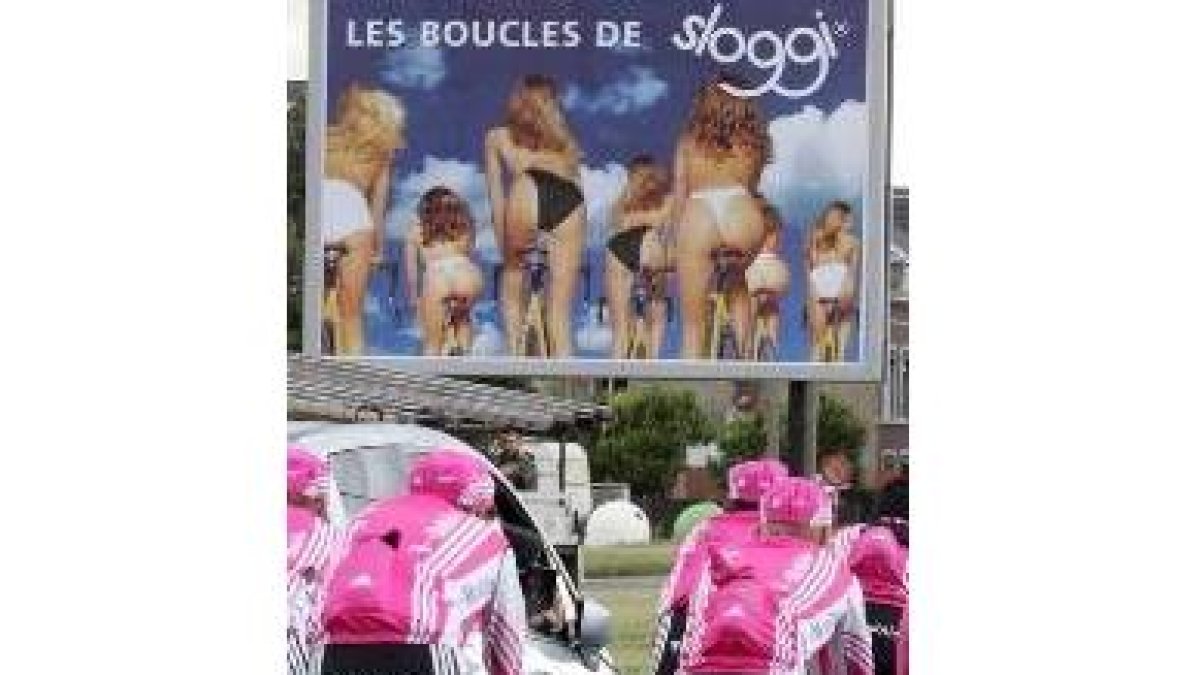 El T-Mobile pasa por delante de un cartel publicitario mientras entrena antes del inicio del Tour