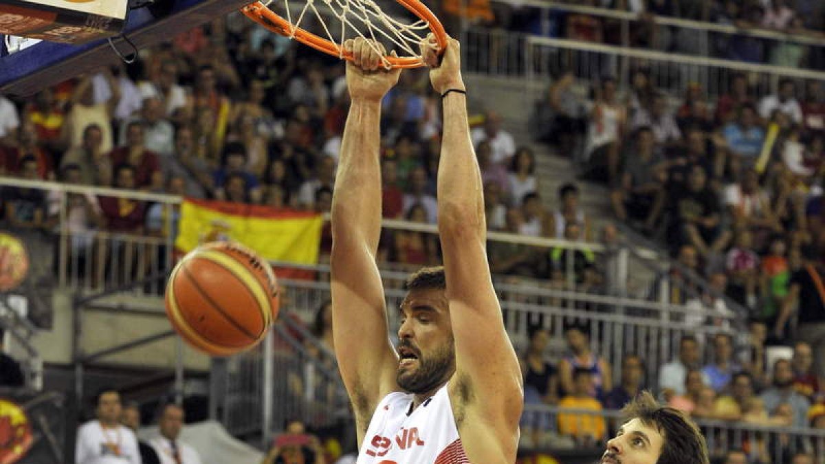 Marc Gasol machaca la canasta junto a Furkan Aldemir.