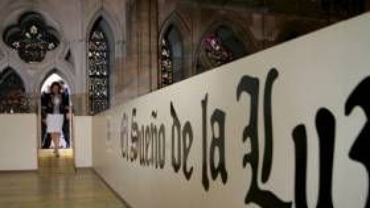 La plataforma que permite ver de cerca las vidrieras de la Catedral