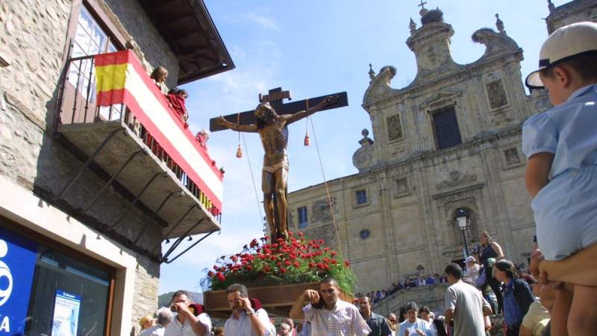Un momento de la procesión del Cristo de la Esperanza por las calles de la villa.