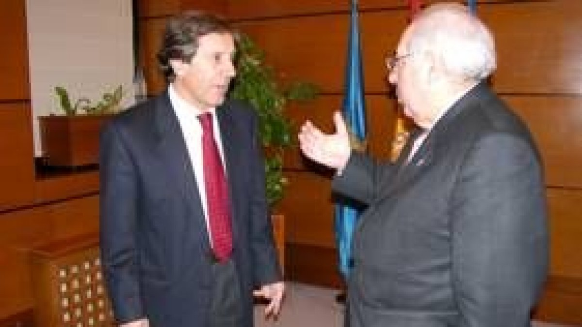Ángel Villalba y Vicente Álvarez Areces, en la reunión que mantuvieron en el Principado de Asturias