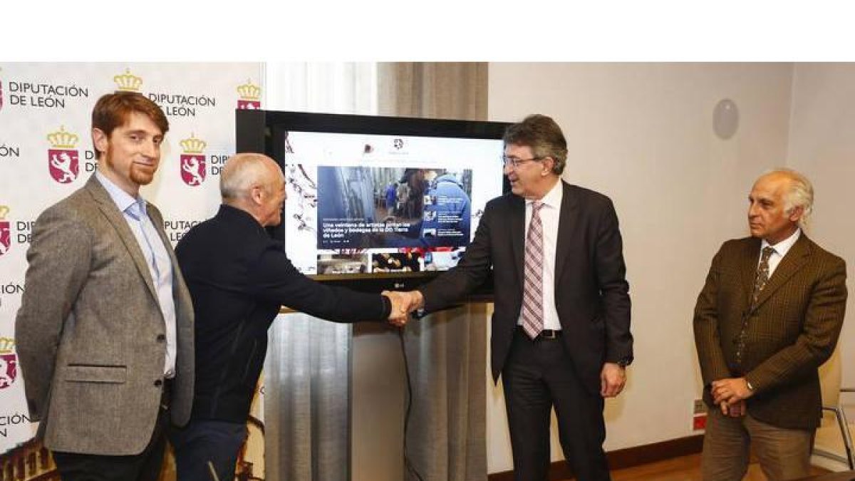 El presidente de la Denominación de Origen Tierra de León, Rafael Blanco, y el presidente de la Diputación, Juan Martínez Majo, presentan las actividades de la Feria del Vino y la nueva página web del Consejo Regulador