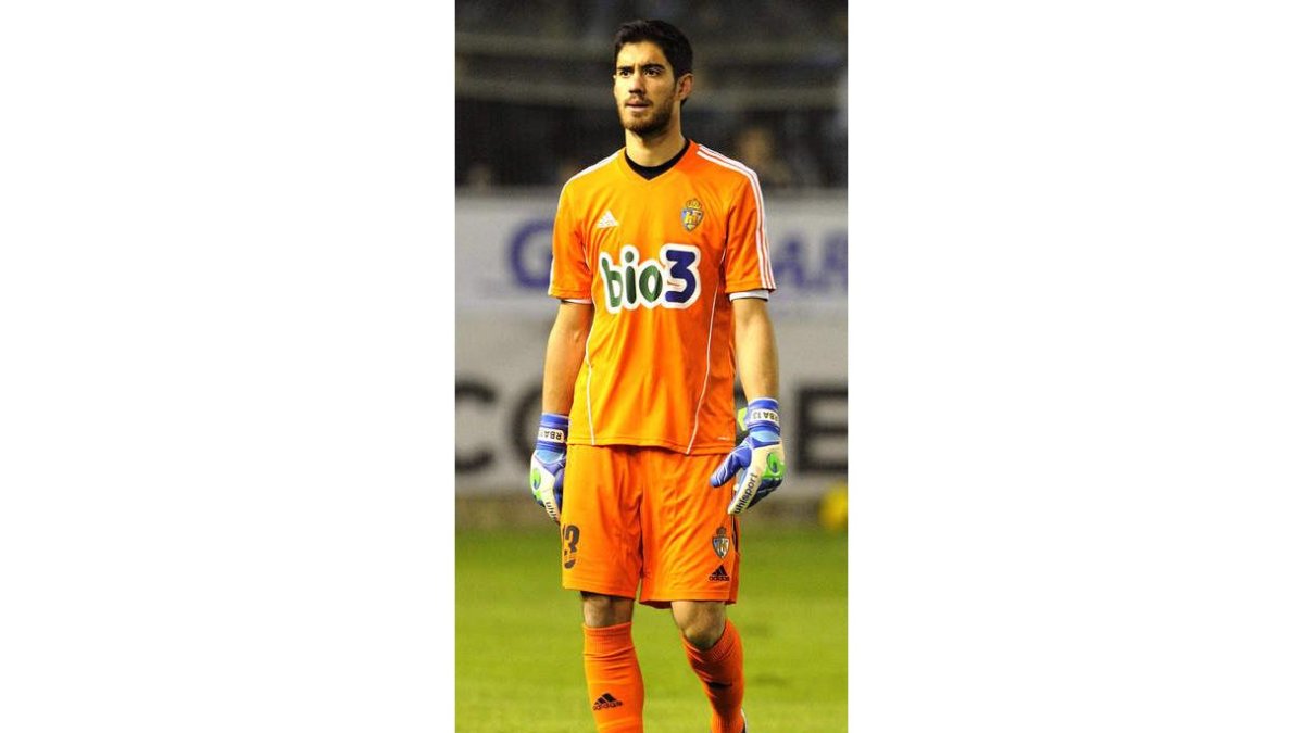 El portero de la Deportiva, Santamaría, se lamenta tras el tanto del empate del Alavés.