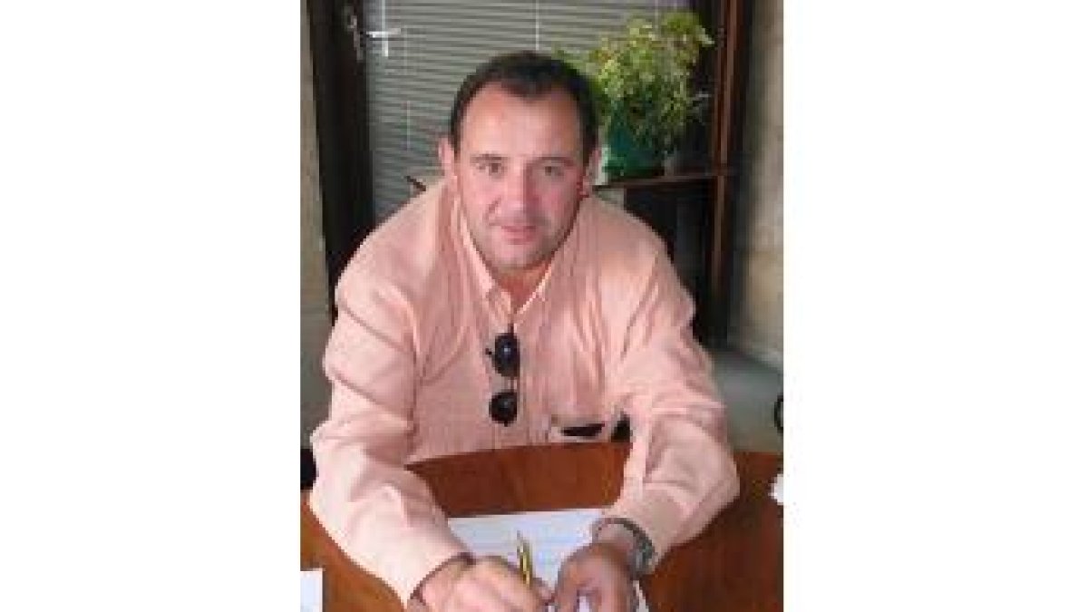 De izquierda a derecha, los concejales Joaquín Carro y Fernando Barriales