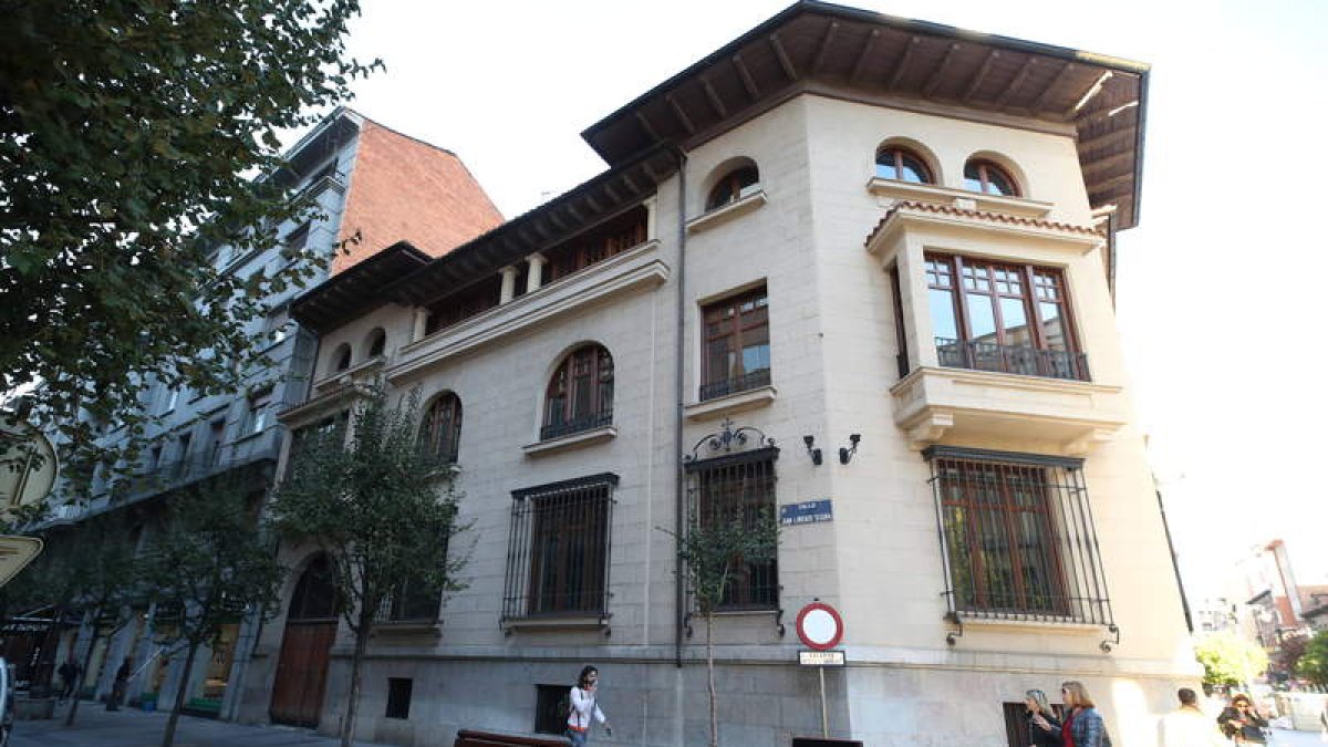 El palacete está ubicado en el número 24 de Ordoño, esquina con Juan Lorenzo Segura. RAMIRO