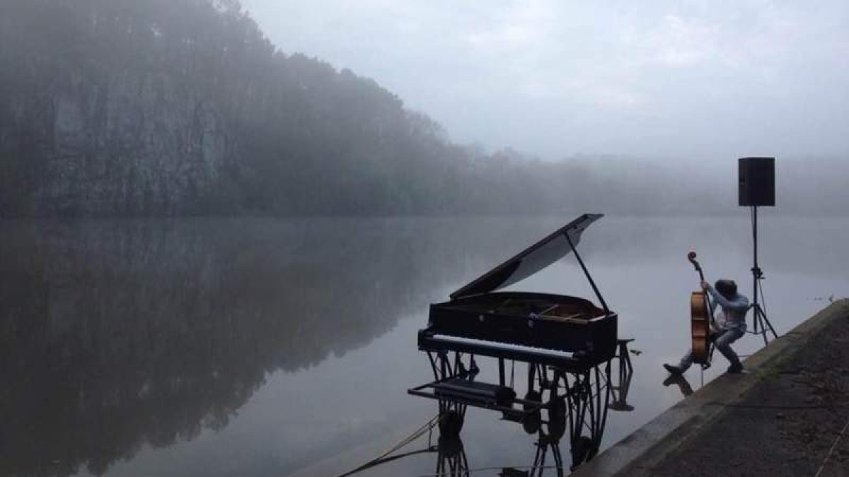 Una de las actuaciones de este espectáculo de piano flotante en imagen de archivo.