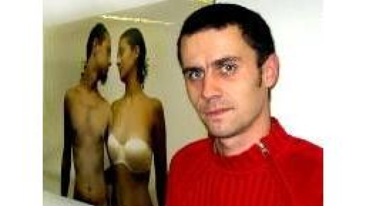 El artista segoviano Jorge Otero posa junto a una de sus obras