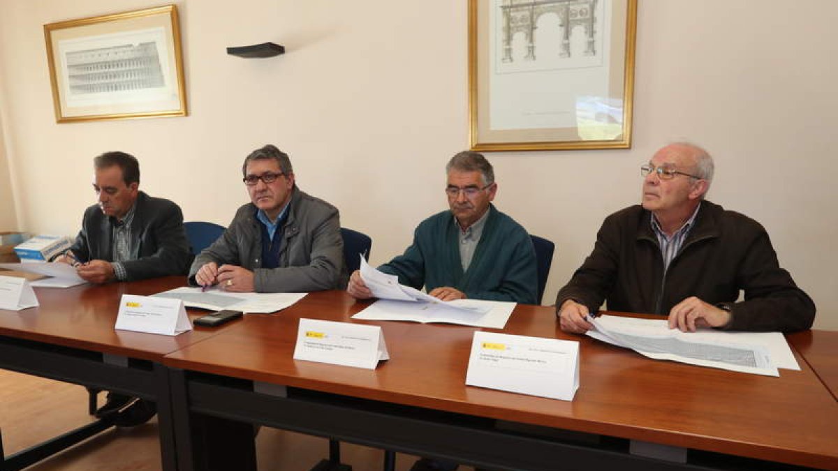 Los regantes se reunieron con Marín en las oficinas de la Confederación en Bárcena. L. DE LA MATA