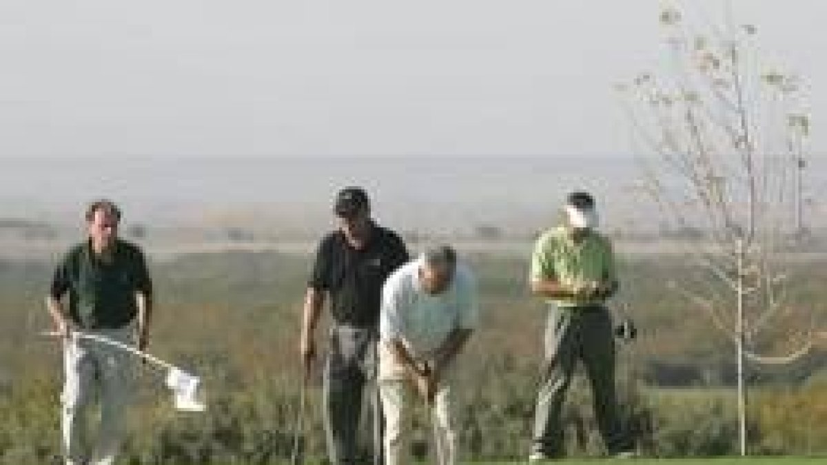 Un centenar de participantes disputaron el Torneo de Empresas en el campo de El Cueto