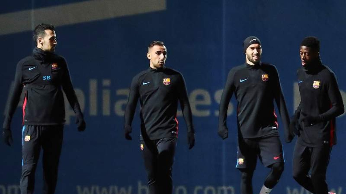 Sergio Busquets, Paco Álcacer, Aleix Vidal y Dembelé durante el entrenamiento de ayer. A. GARCÍA