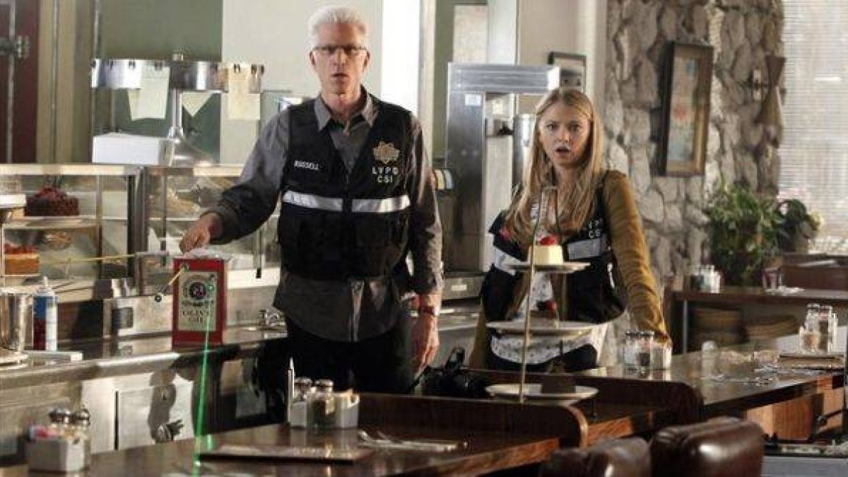 Ted Danson y Elisabeth Harnois, en una escena de la serie 'CSI Las Vegas'.