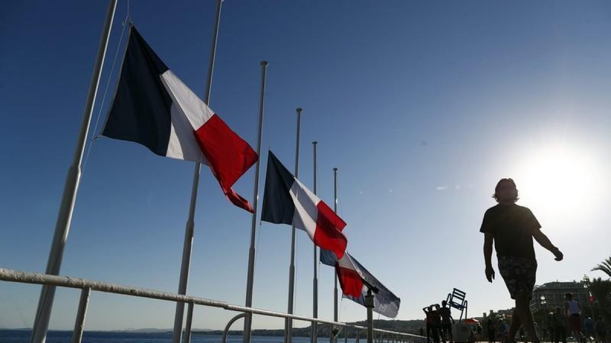 El Paseo de los Ingleses de Niza con las banderas a media asta.