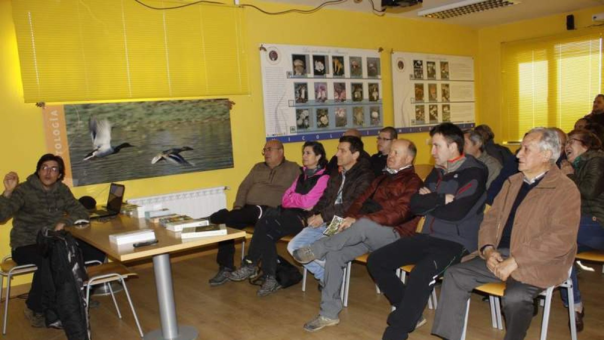 Una de las charlas celebradas en Almanza. CAMPOS