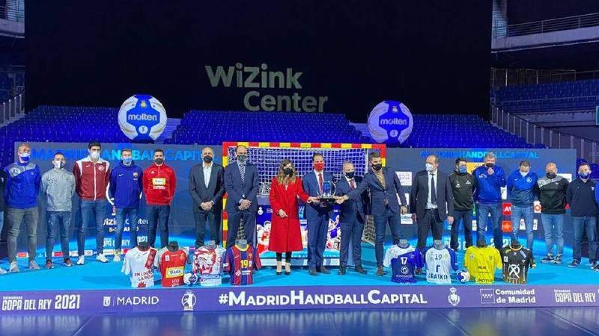 Los representantes de los clubes, tras el sorteo de cuartos de final de la Copa del Rey. RFEB