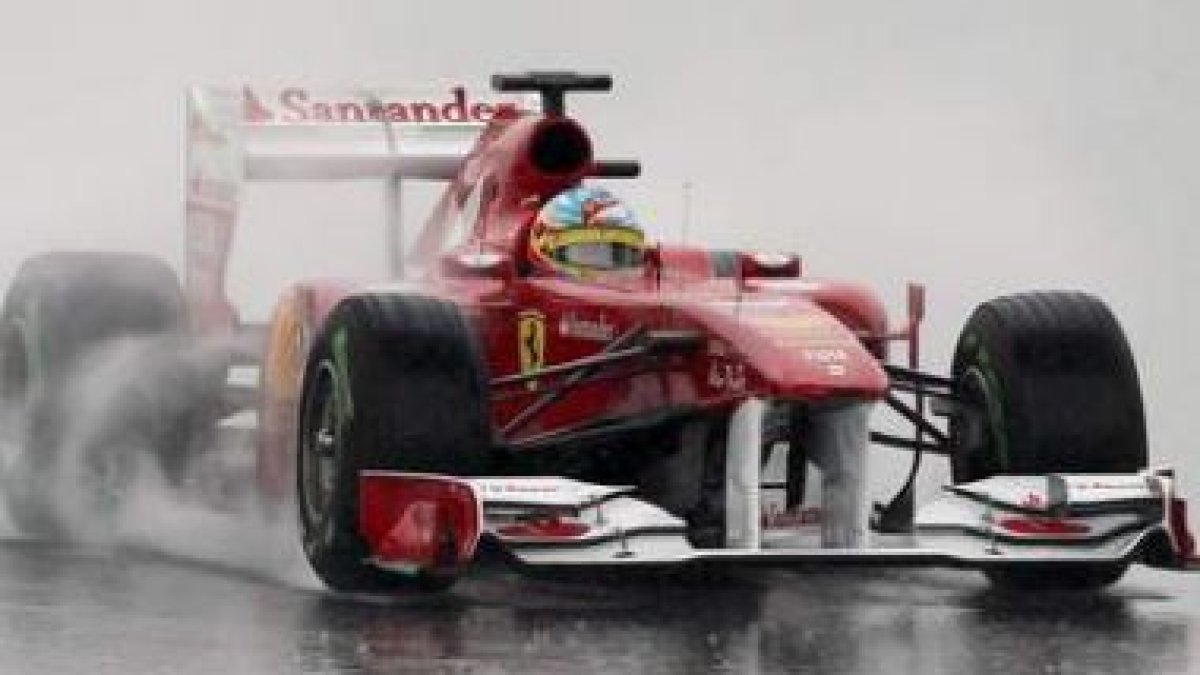 Fernando Alonso, del equipo Ferrari, durante la sesión de entrenamientos en Montmeló.