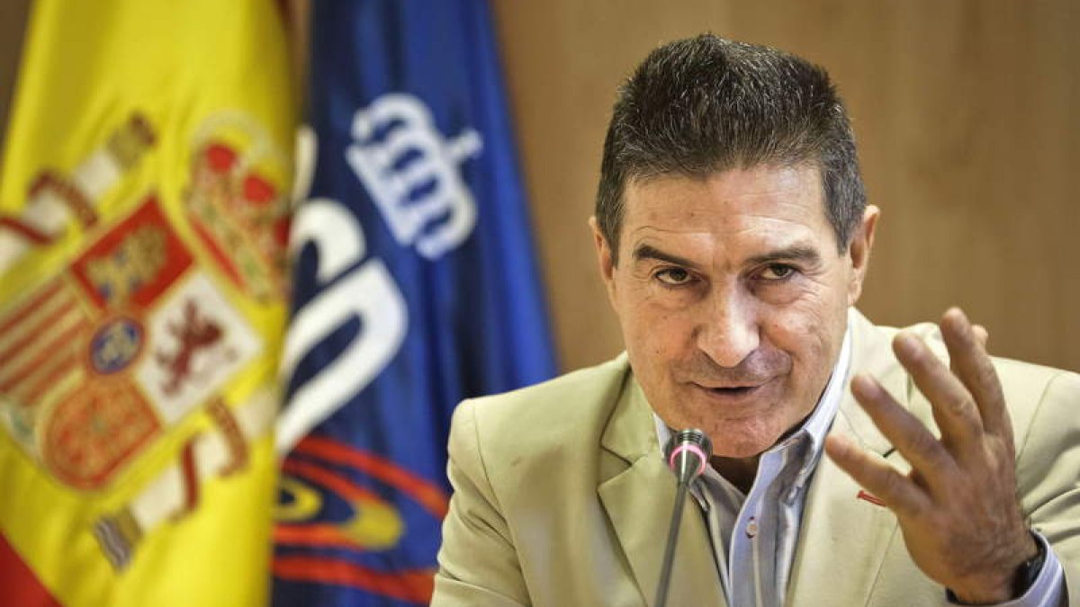 El seleccionador español de balonmano, el leonés Manolo Cadenas, no oculta que la Roja debe pelear por la medalla de oro en Catar