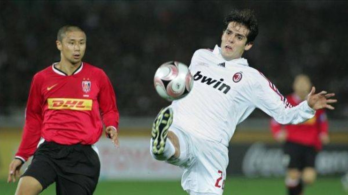 Tsuboi, del Urawa, y Kaká, en un partido del 2007 disputado en Tokio.