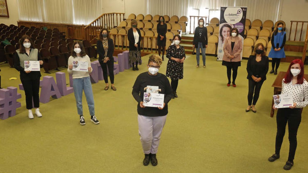Cecilia Muñoz, Ana García, Sofía Banya y Alicia Gómez con sus mentoras, colaboradoras y la coordinadora de Stem Talent Girl, Sara García Bécares. FERNANDO OTERO