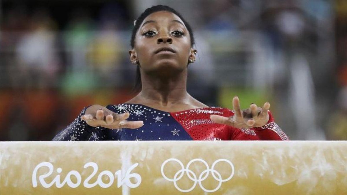 Simone Biles, durante un ejercicio en la barra en los Juegos de Río.