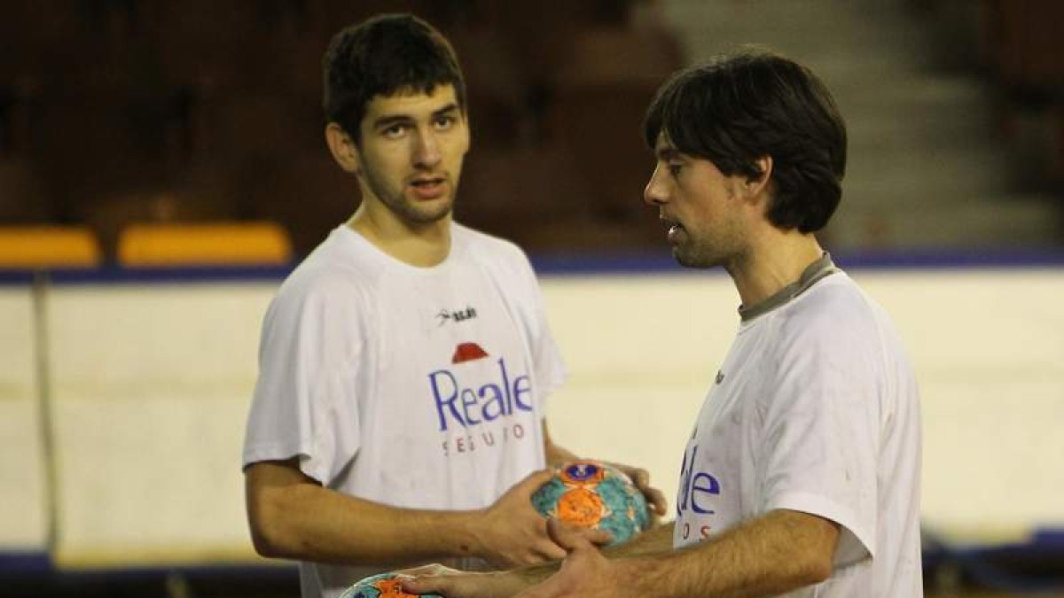 El central berciano Jorge García Vega junto al lateral serbio Vejin en un entrenamiento.