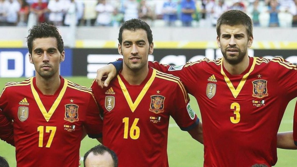 Arbeloa y Piqué, separados por Busquets, en una imagen de la selección del 2013.