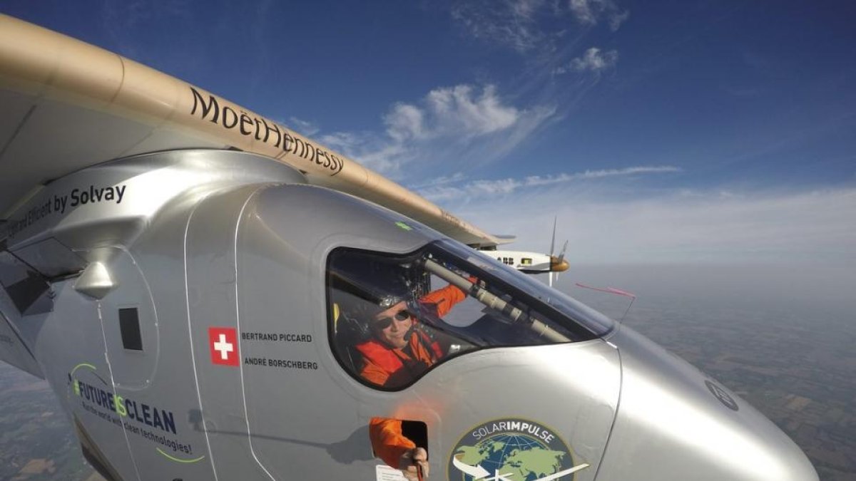 Bertrand Piccard, a bordo del del 'Solar Impulse 2' (Si2), se toma un selfi sobrevolando Lehigh Valley, Pensilvania (Estados Unidos).