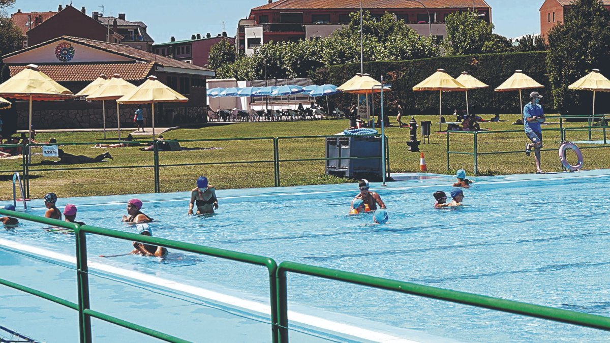 Las piscinas municipales de Villaquilambre ofrecen casi dos hectáreas de manto verde. RAMIRO