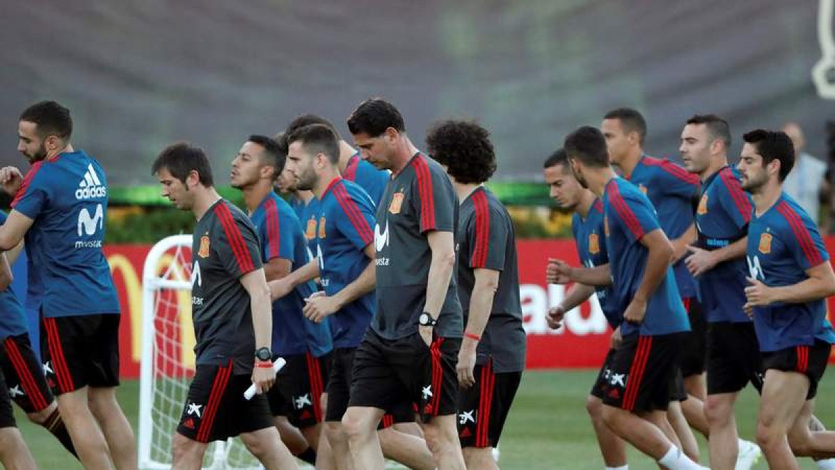 Fernando Hierro, en primer plano, ya dirigió ayer a la selección en Krasnodar. JAVIER ETXEZARRETA