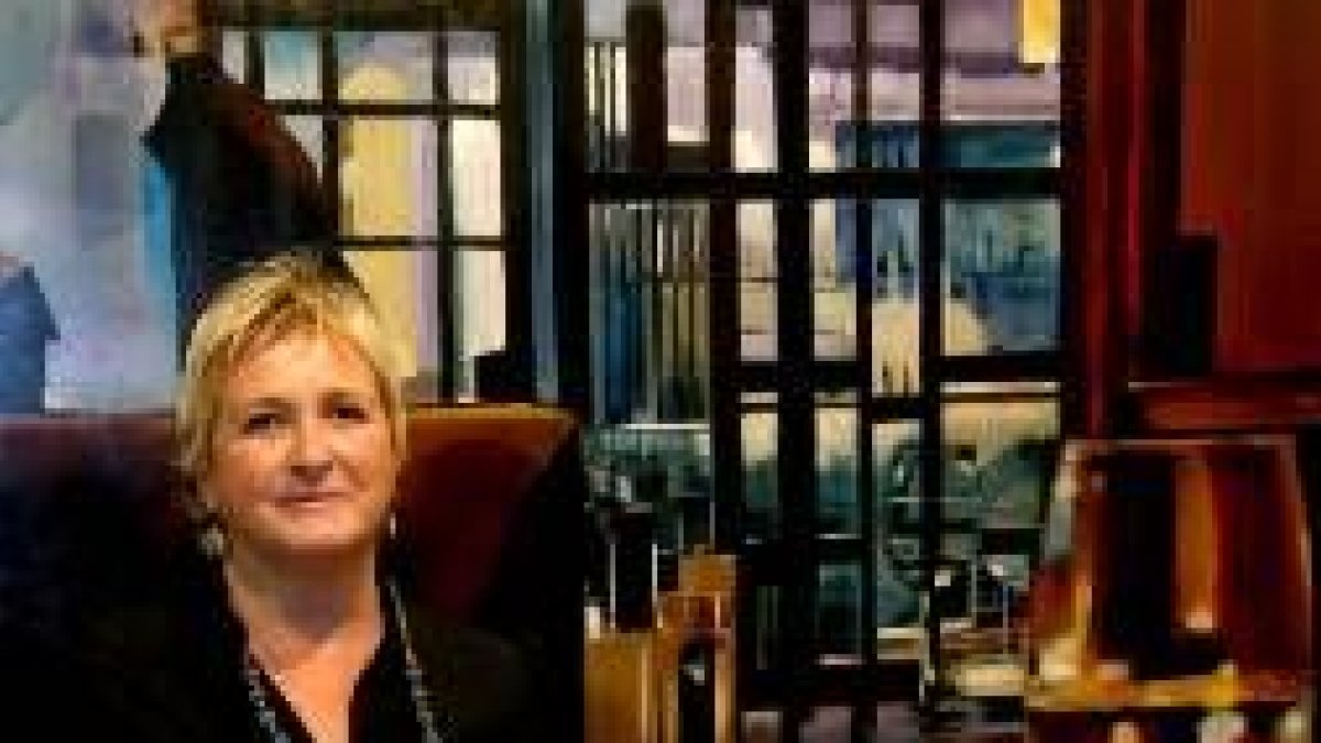 la artista asturiana Miren Manterota ante una de las obras que puede verse en Sharon Art