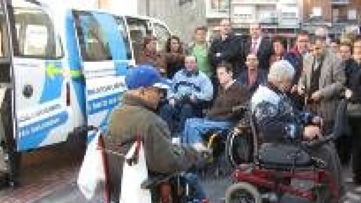 El vehículo donado fue entregado a Cocemfe, Mabi y Ambi-Bierzo