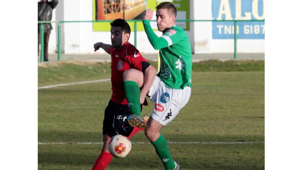 Llamazares, a la derecha, es baja en el Astorga por sanción.