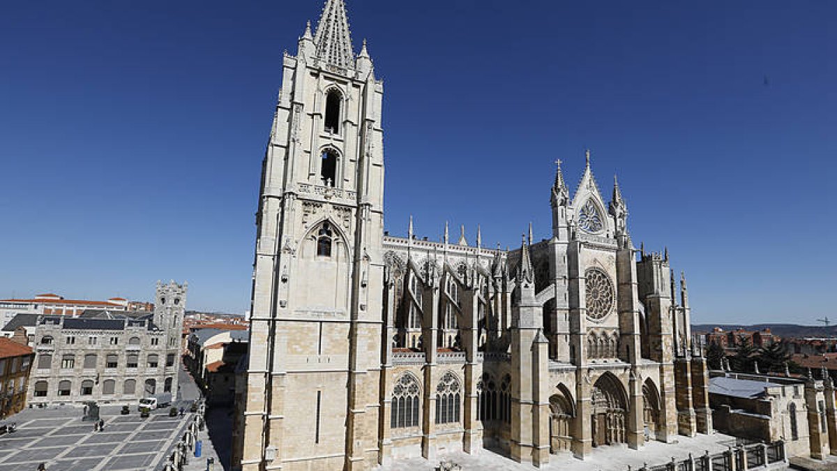 El lateral derecho de la Catedral de León. MARCIANO PÉREZ