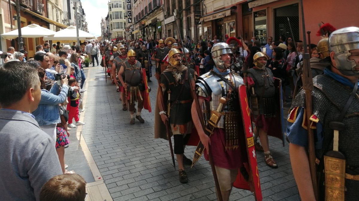 Desfile de romanos por la calle Ancha. PACHO