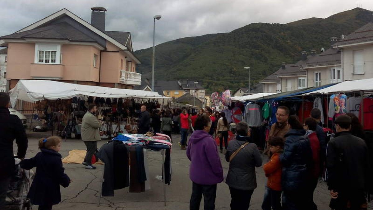 Villablino se llenó de todo tipo de productos, con los ajos y el pulpo como estrellas
