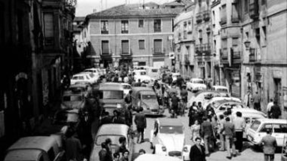 La plaza de San Martín, en el corazón del Húmedo, a la hora del vino de un domingo de 1971.