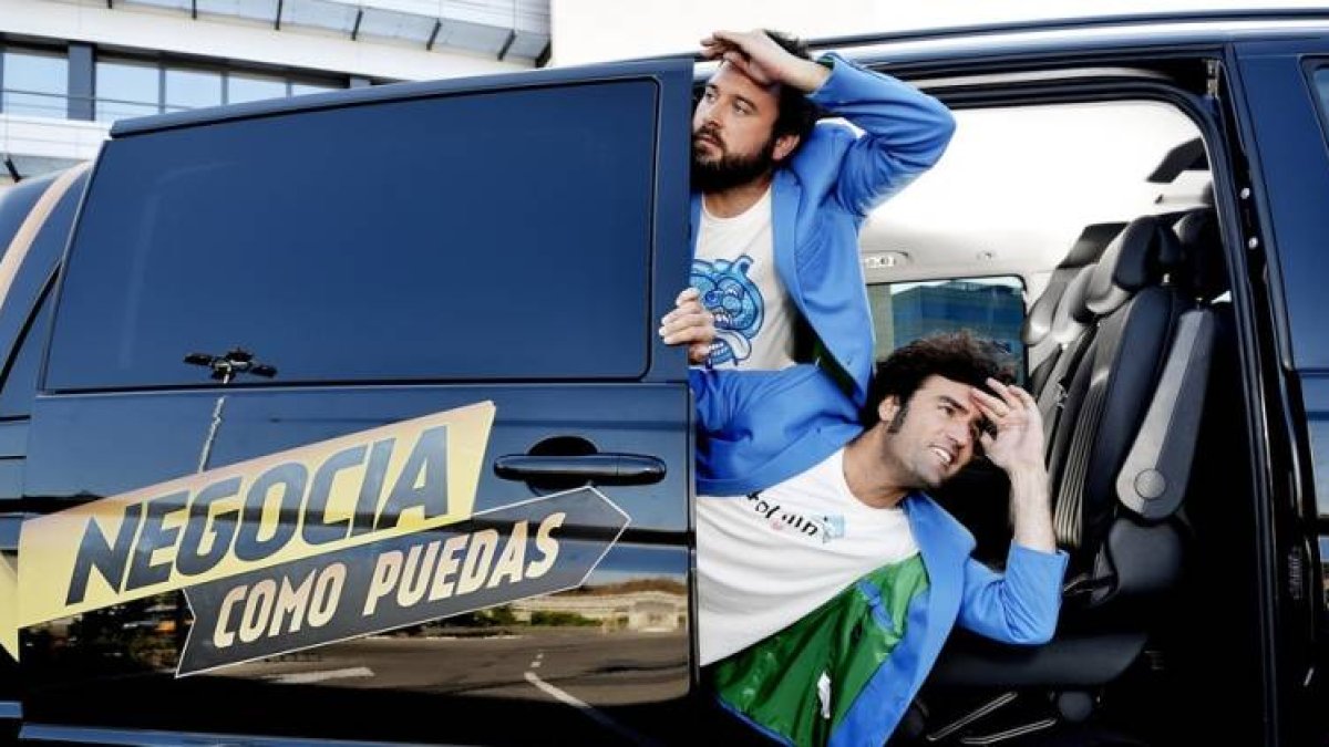Miguel Martín y Raúl Gómez en la furgoneta de 'Negocia como puedas'.