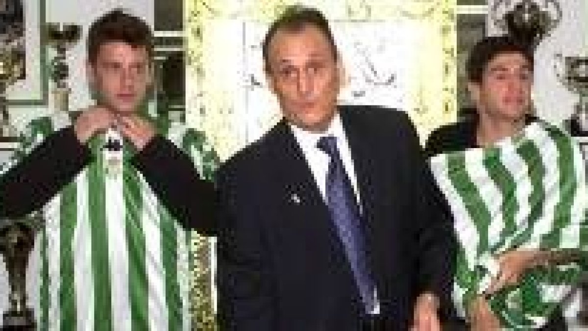 Lopera, en el centro, en la presentación de Romero, derecha, y Crosa