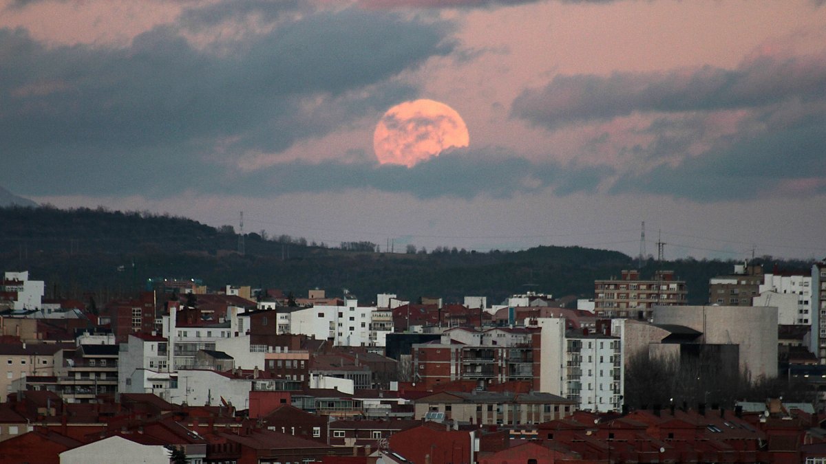 La última luna llena del año, sobre León. PEIO GARCÍA
