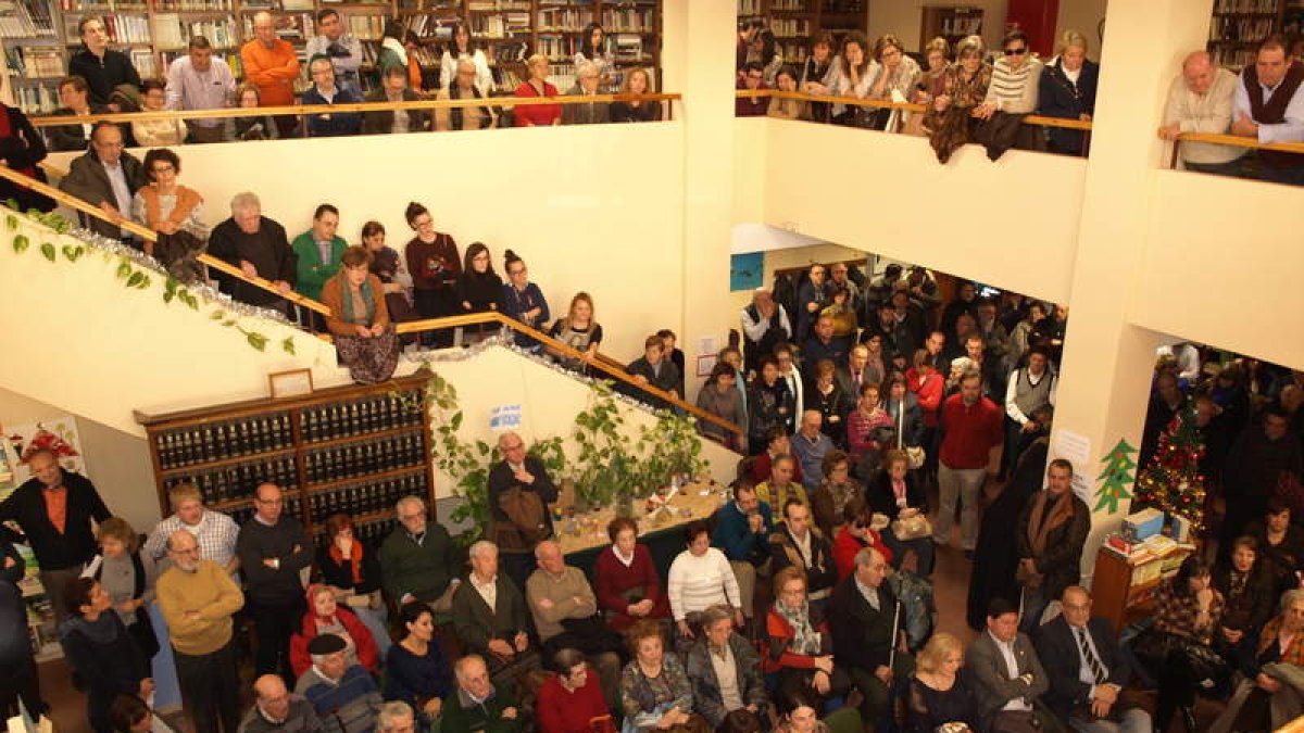 Lleno absoluto en la biblioteca en homenaje al ex alcalde.
